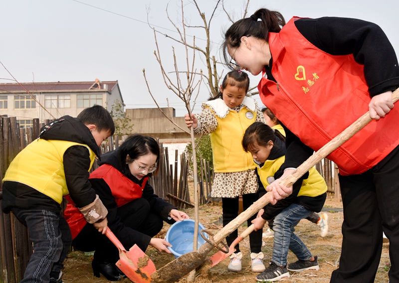 女法官 植树.jpg