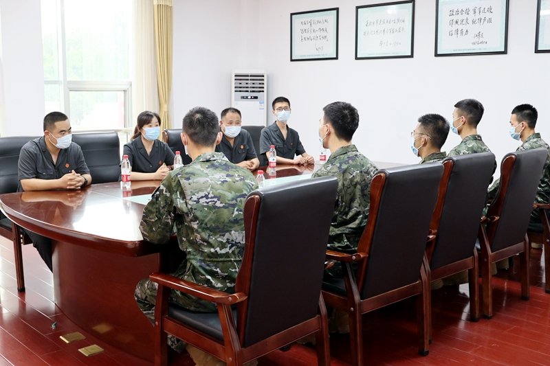 民一庭庭长陆慧围绕与日常生活相关的重点法律条文，与武警官兵们进行深入交流，现场答疑解惑、释法说理。并向官兵们赠送了《以案释法·漫画民法典》等法律书籍，引导官兵理性、依法维权。.JPG