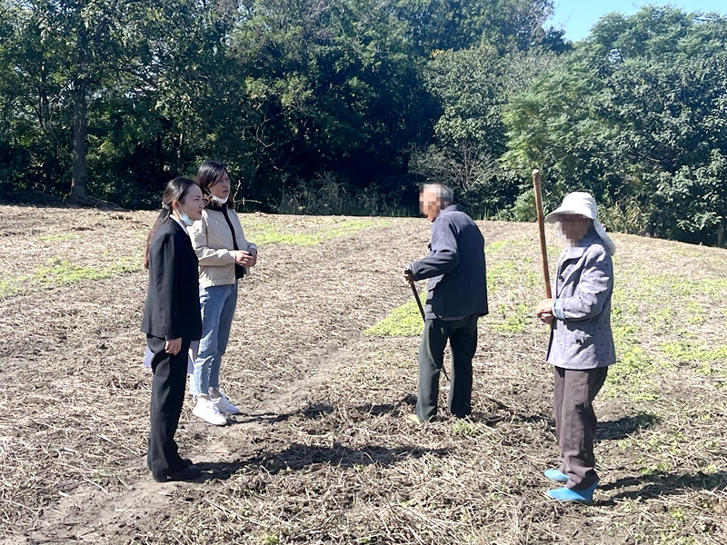 法庭干警深入田间地头走访调查.jpg