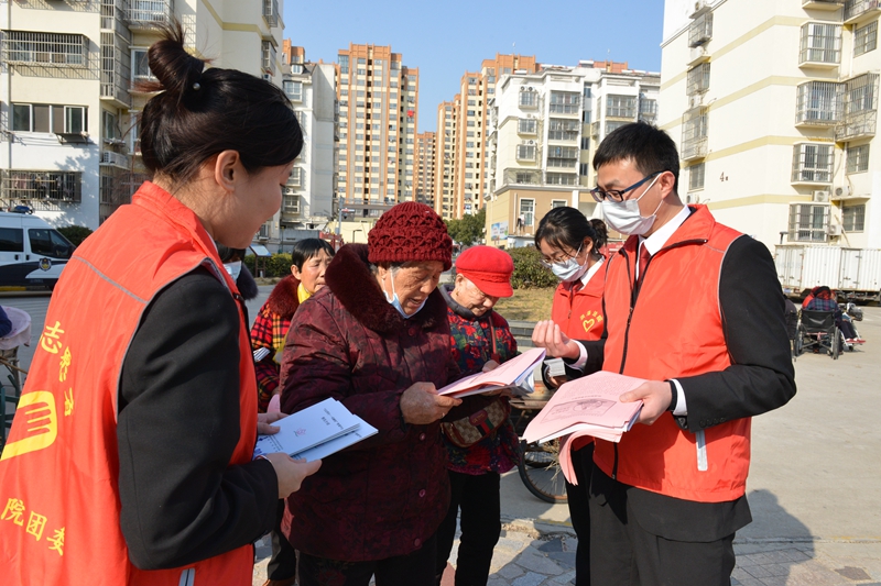 法官现场发放宣传资料，答疑解惑.jpg