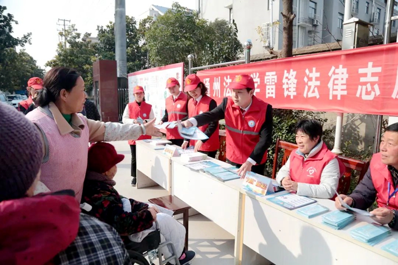 通州法院干警走进社区开展学雷锋法律志愿服务活动.jpg