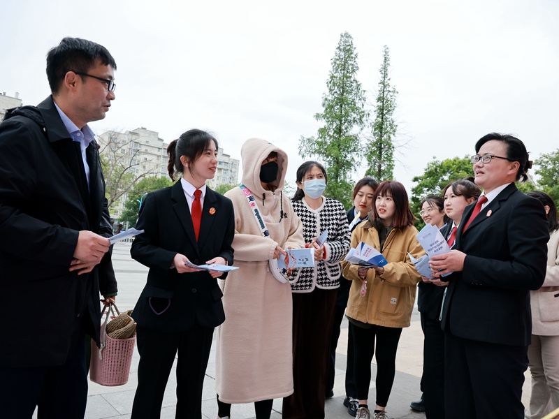 王雨璠摄 新沂法院组织干警在新沂市花厅文化广场开展以“加强知识产权法治保障 有力支持全面创新”为主题的世界知识产权日法治宣传活动.JPG