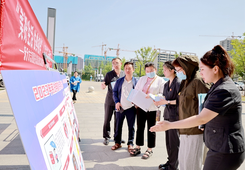 活动中，青年干警通过设置展板、发放宣传资料、面对面讲解等方式，用通俗易懂的语言深入浅出地向群众宣讲高空抛物、离婚冷静期、居住权、人格权等法律规定。针对群众咨询的婚姻家庭、合同履行、劳动权益保障等方面的疑问，干警逐一细心解答 (4).JPG