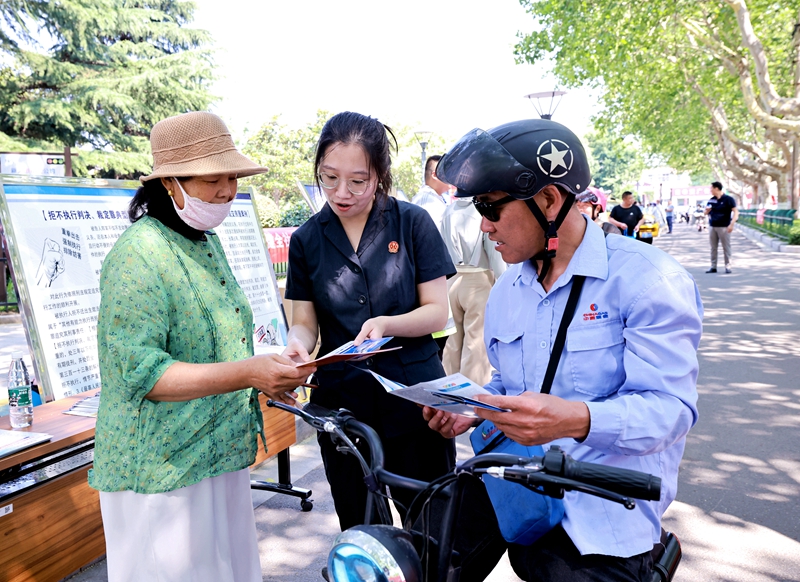 干警们通过悬挂宣传横幅、设置法律咨询台、发放宣传册等方式，和过往的群众互动交流，并以典型案例为切入点，详细讲解“失信被执行人”的概念以及失信的法律后果、法院依法惩治“老赖”采取的措施，引导群众主动关心个人信用记录，形成健康的消费习惯，共建和谐有序的社会信用体系 (3).JPG