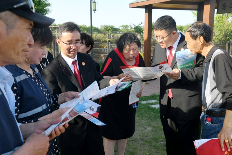 ⑤为古镇周边住户及乡村健步跑活动的参赛选手宣讲《民法典》相关知识.png