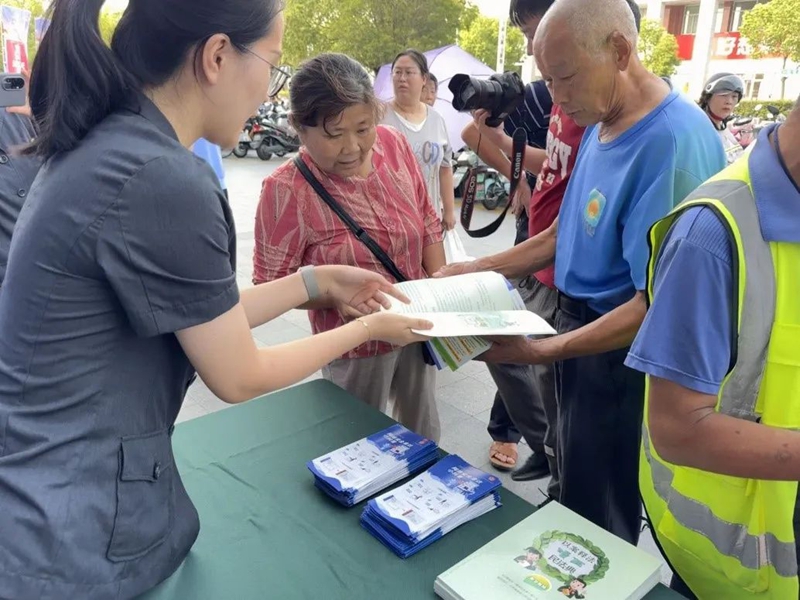 通州法院干警走上街头向老年人宣传网络安全.jpg