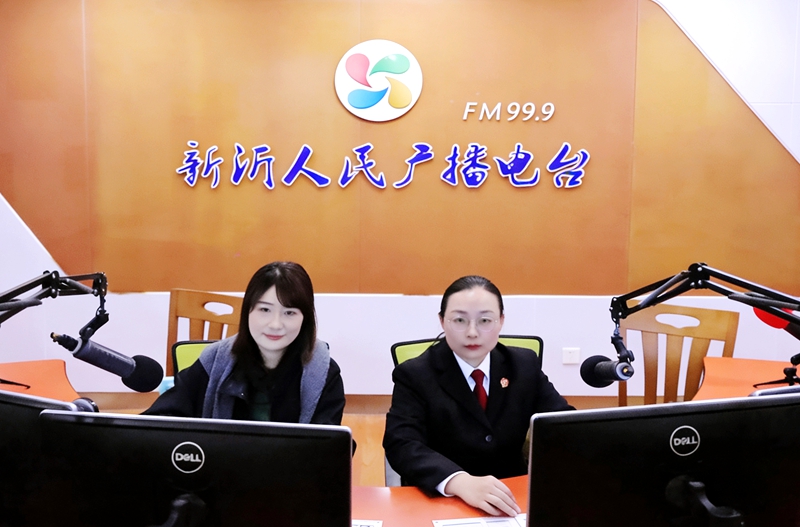 131776043346525594.jpg 王雨璠摄 4月8日,新沂法院党组成员、政治部主任王雪莲走进新沂市“行风热线”直播间,围绕法院志愿服务、法治宣传、民生保障等工作,与广大听众在线交流、答疑解惑.jpg